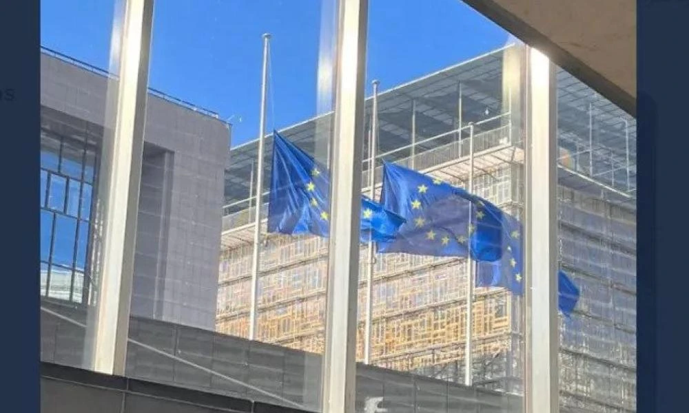Κομισιόν: Μεσίστιες κυματίζουν οι σημαίες στα κτίρια ως ένδειξη πένθους